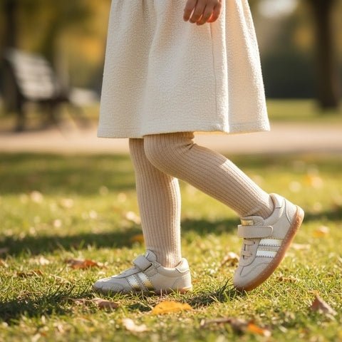DEPORTIVA BAREFOOT BABY FREE "SAMBA" CON VELCRO Y ELÁSTICO PIEL BEIGE Y ORO (suela caramelo)- CHETTO - GARÓS