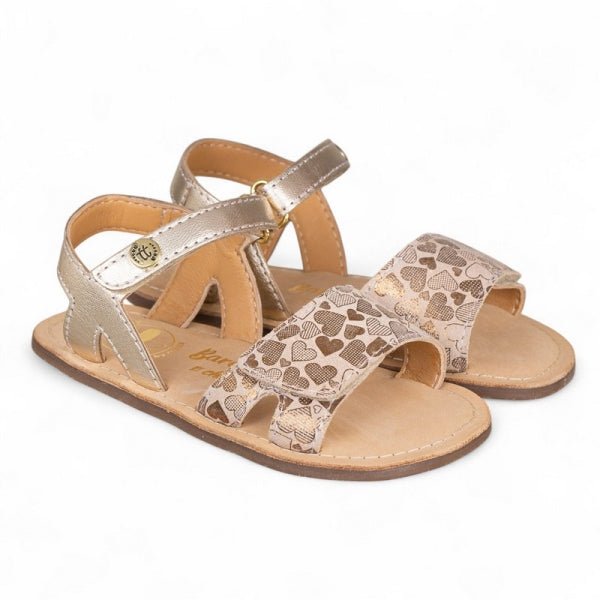 SANDALIA BAREFOOT INFANTIL CON VELCRO 1126020 PIEL DORADO CON CORAZONES - CHETTO - GARÓS